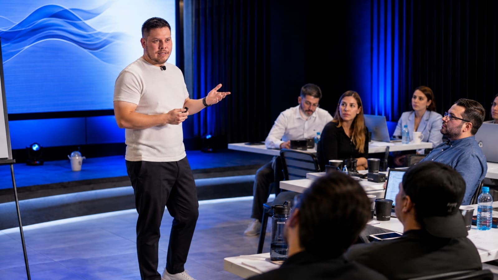 Jorge Linares dando una conferencia